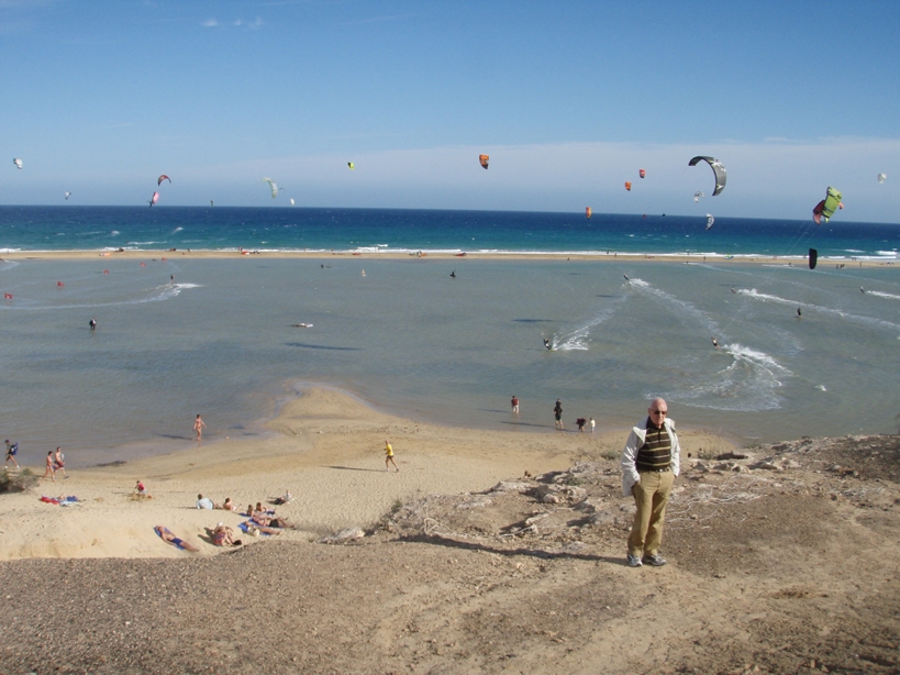Lagune mit Surfer