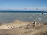 Lagune mit Surfer